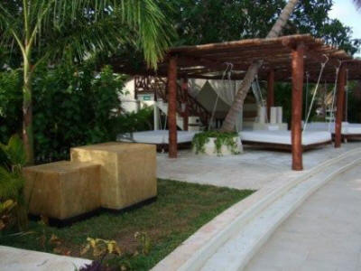 Desire Cancun Courtyard Beds